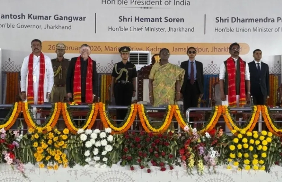 राज्यपाल संतोष कुमार गंगवार, मुख्यमंत्री हेमंत सोरेन, उपयुक्त कर्ण सत्यार्थी ने पुष्पगुच्छ भेंट कर स्वागत और कार्यक्रम स्थल का फोटो