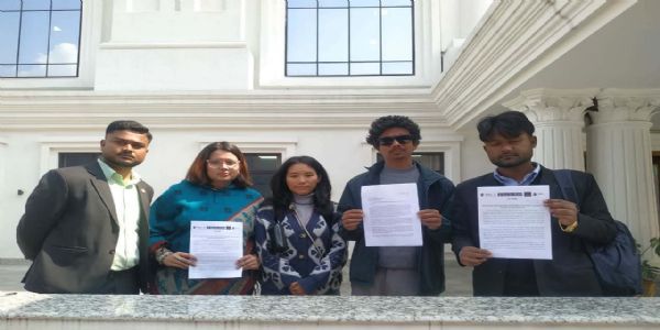 जेन जी प्रतिनिधि प्रधानमंत्री कार्यालय में ज्ञापन देते हुए जेन जी प्रतिनिधि प्रधानमंत्री कार्यालय में ज्ञापन देते हुए