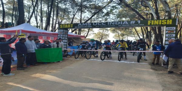 प्रतियोगिता को हरी झंडी दिखाकर रवाना करते हुए मुख्यातिथि। प्रतियोगिता को हरी झंडी दिखाकर रवाना करते हुए मुख्यातिथि।