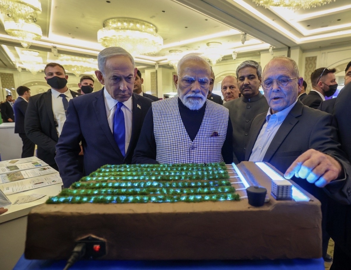 यरुशलम में प्रौद्योगिकी प्रदर्शनी का अवलोकन करते प्रधानमंत्री नरेन्द्र मोदी और इजराइल के प्रधानमंत्री बेंजामिन नेतन्याहू। यरुशलम में प्रौद्योगिकी प्रदर्शनी का अवलोकन करते प्रधानमंत्री नरेन्द्र मोदी और इजराइल के प्रधानमंत्री बेंजामिन नेतन्याहू।