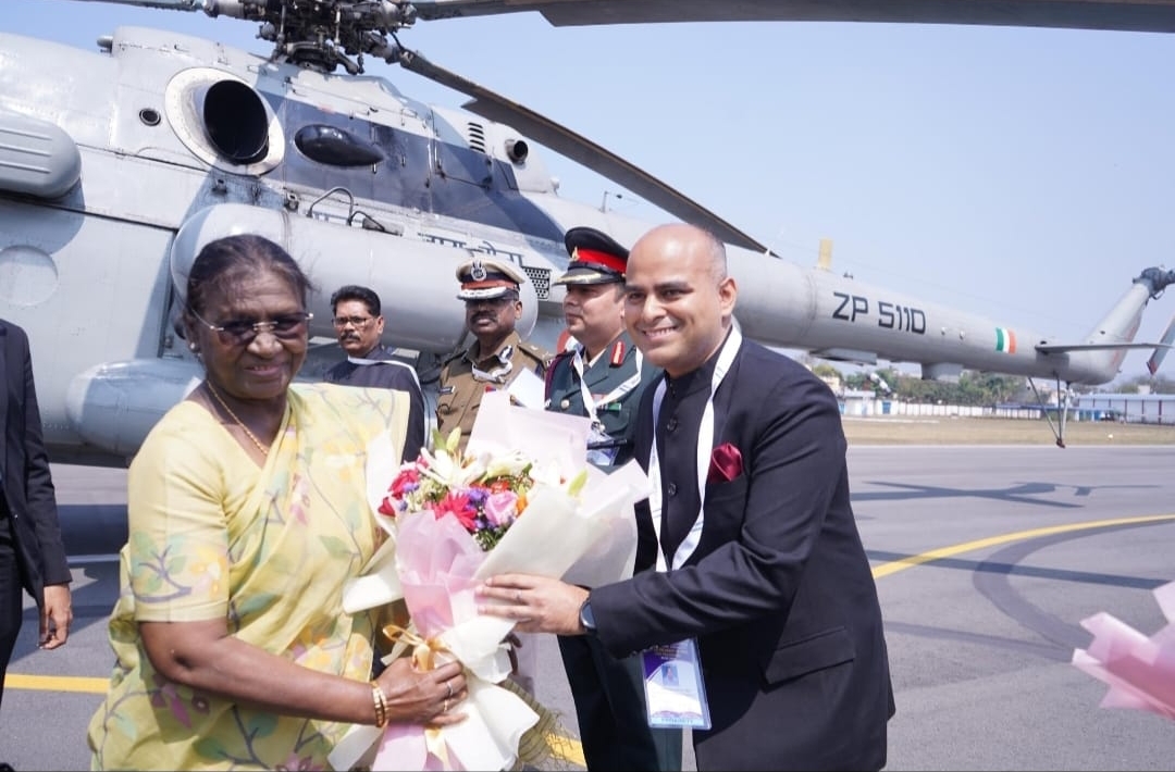 राज्यपाल संतोष कुमार गंगवार, मुख्यमंत्री हेमंत सोरेन, उपयुक्त कर्ण सत्यार्थी ने पुष्पगुच्छ भेंट कर स्वागत और कार्यक्रम स्थल का फोटो