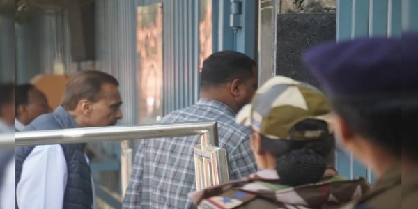 ईडी मुख्यालय में पूछताछ के लिए जाते अनिल अंबानी ईडी मुख्यालय में पूछताछ के लिए जाते अनिल अंबानी