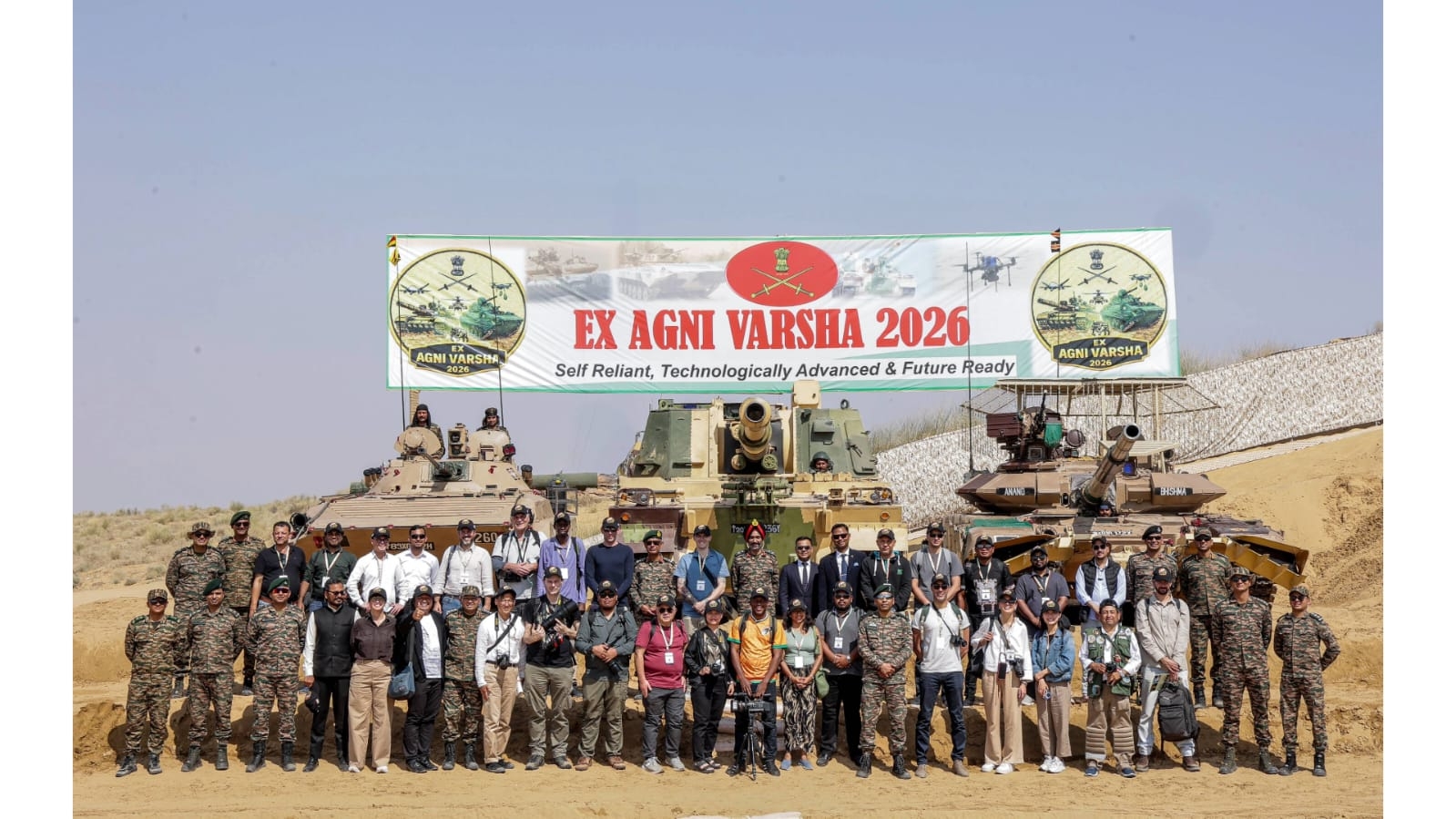 भारत के रेगिस्तानी क्षेत्र में अभ्यास अग्नि वर्षा ने समेकित युद्ध क्षमता का प्रदर्शन किया भारत के रेगिस्तानी क्षेत्र में अभ्यास अग्नि वर्षा ने समेकित युद्ध क्षमता का प्रदर्शन किया