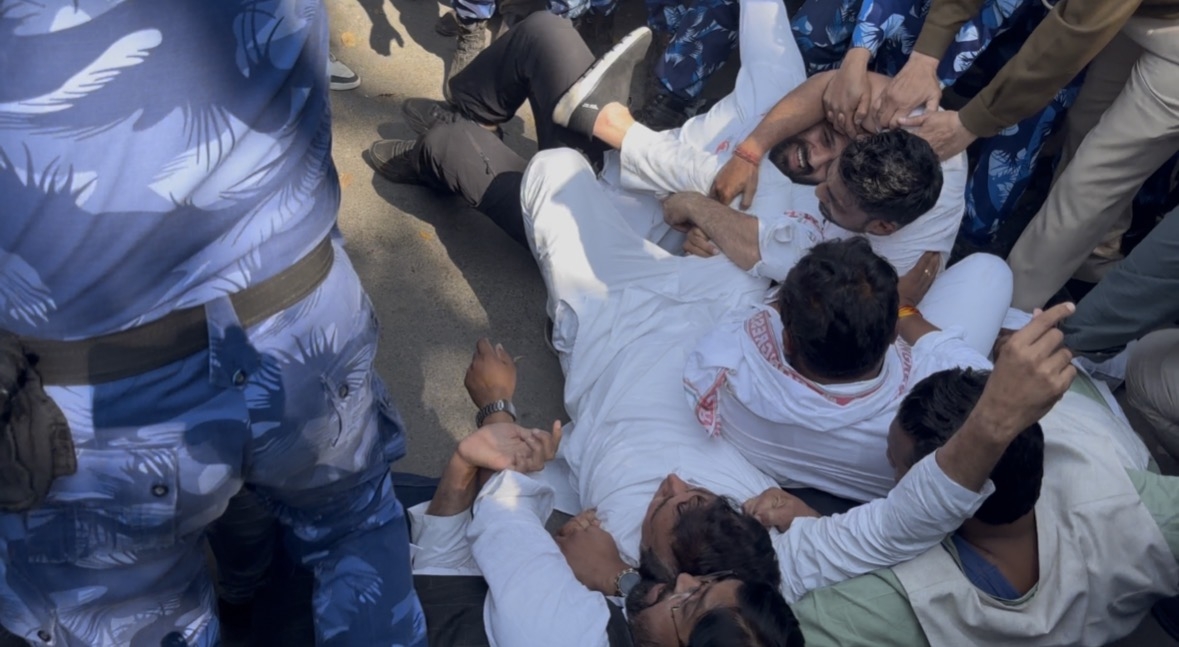 युवा कांग्रेस अध्यक्ष उदय भानु चिब की गिरफ्तारी के विरोध में गुरुवार को नई दिल्ली स्थित युवा कांग्रेस मुख्यालय के बाहर बैरिकेडिंग पार कर प्रदर्शन करते हुए बी. वी. श्रीनिवास, देवेंद्र यादव और अन्य कांग्रेस नेता। युवा कांग्रेस अध्यक्ष उदय भानु चिब की गिरफ्तारी के विरोध में गुरुवार को नई दिल्ली स्थित युवा कांग्रेस मुख्यालय के बाहर बैरिकेडिंग पार कर प्रदर्शन करते हुए बी. वी. श्रीनिवास, देवेंद्र यादव और अन्य कांग्रेस नेता।