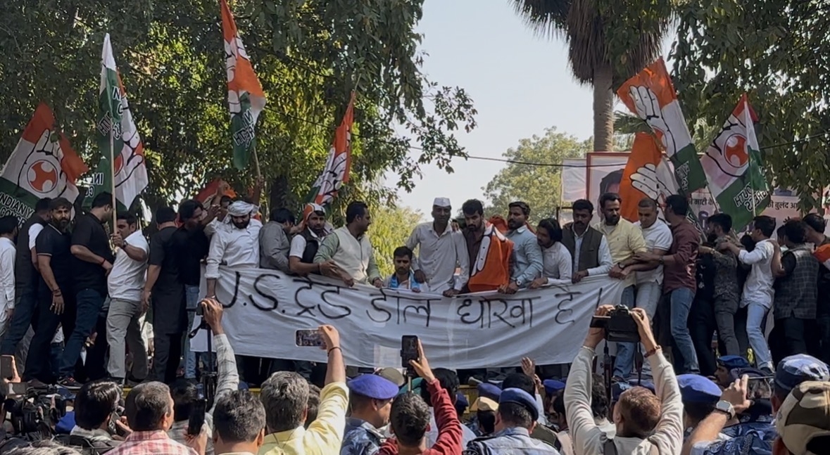 युवा कांग्रेस अध्यक्ष उदय भानु चिब की गिरफ्तारी के विरोध में गुरुवार को नई दिल्ली स्थित युवा कांग्रेस मुख्यालय के बाहर प्रदर्शन करते हुए बी. वी. श्रीनिवास, देवेंद्र यादव और अन्य कांग्रेस नेता। युवा कांग्रेस अध्यक्ष उदय भानु चिब की गिरफ्तारी के विरोध में गुरुवार को नई दिल्ली स्थित युवा कांग्रेस मुख्यालय के बाहर प्रदर्शन करते हुए बी. वी. श्रीनिवास, देवेंद्र यादव और अन्य कांग्रेस नेता।