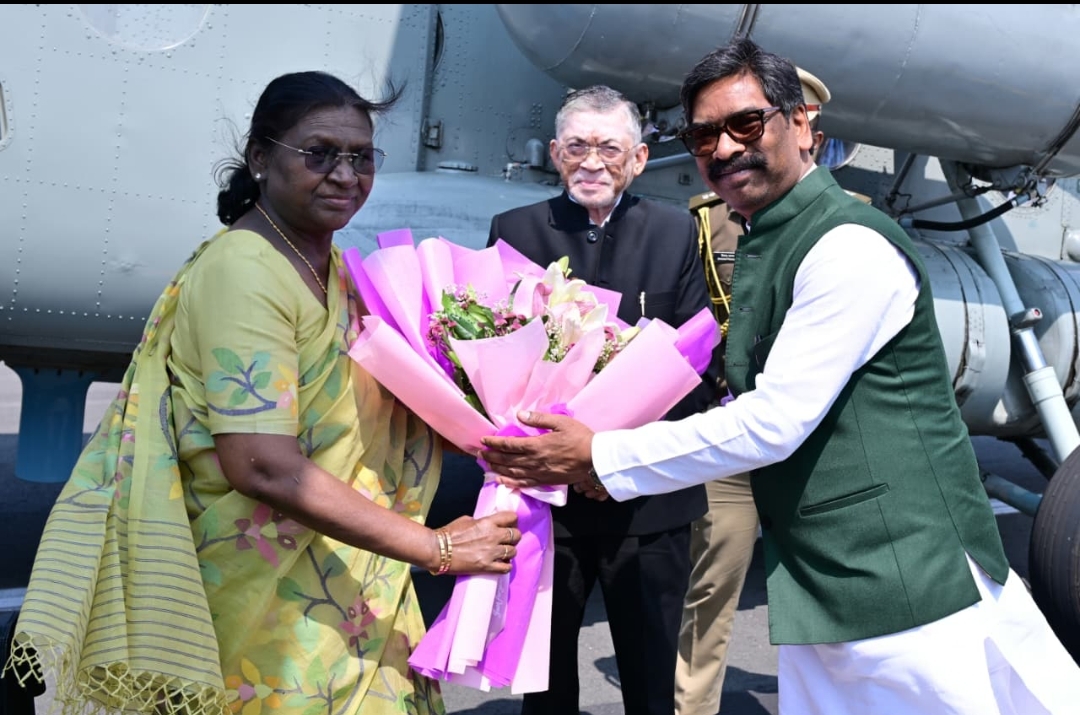 राज्यपाल संतोष कुमार गंगवार, मुख्यमंत्री हेमंत सोरेन, उपयुक्त कर्ण सत्यार्थी ने पुष्पगुच्छ भेंट कर स्वागत और कार्यक्रम स्थल का फोटो