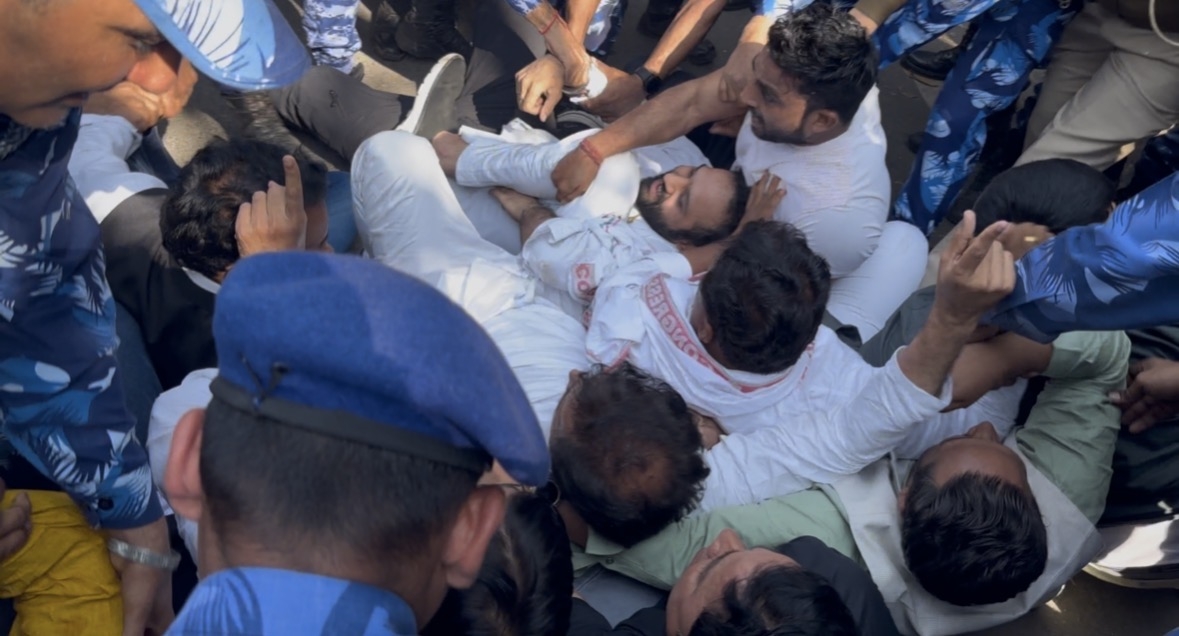 युवा कांग्रेस अध्यक्ष उदय भानु चिब की गिरफ्तारी के विरोध में गुरुवार को नई दिल्ली स्थित युवा कांग्रेस मुख्यालय के बाहर बैरिकेडिंग पार कर प्रदर्शन करते हुए बी. वी. श्रीनिवास, देवेंद्र यादव और अन्य कांग्रेस नेता। युवा कांग्रेस अध्यक्ष उदय भानु चिब की गिरफ्तारी के विरोध में गुरुवार को नई दिल्ली स्थित युवा कांग्रेस मुख्यालय के बाहर बैरिकेडिंग पार कर प्रदर्शन करते हुए बी. वी. श्रीनिवास, देवेंद्र यादव और अन्य कांग्रेस नेता।