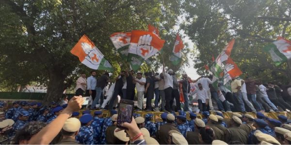 युवा कांग्रेस अध्यक्ष उदय भानु चिब की गिरफ्तारी के विरोध में गुरुवार को नई दिल्ली स्थित युवा कांग्रेस मुख्यालय के बाहर प्रदर्शन करते हुए बी. वी. श्रीनिवास, देवेंद्र यादव और अन्य कांग्रेस नेता। युवा कांग्रेस अध्यक्ष उदय भानु चिब की गिरफ्तारी के विरोध में गुरुवार को नई दिल्ली स्थित युवा कांग्रेस मुख्यालय के बाहर प्रदर्शन करते हुए बी. वी. श्रीनिवास, देवेंद्र यादव और अन्य कांग्रेस नेता।