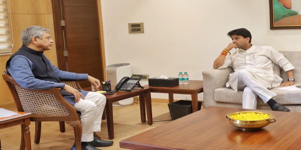 केन्द्रीय संचार एवं पूर्वोत्तर क्षेत्र विकास मंत्री ज्योतिरादित्य सिंधिया केन्द्रीय रेल मंत्री अश्विनी वैष्णव से मुलाकात करते हुए। केन्द्रीय संचार एवं पूर्वोत्तर क्षेत्र विकास मंत्री ज्योतिरादित्य सिंधिया केन्द्रीय रेल मंत्री अश्विनी वैष्णव से मुलाकात करते हुए।