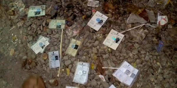 रानीगंज में कूड़े के ढेर से सैकड़ों वोटर कार्ड बरामद