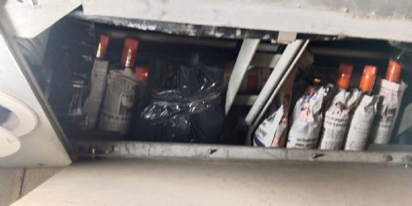 ट्रेन के शौचालय में छिपाई गई अवैध शराब पकड़ी