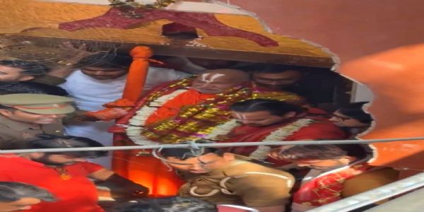 जौनपुर में संत रामभद्राचार्य ने मां शीतला मंदिर में किए दर्शन