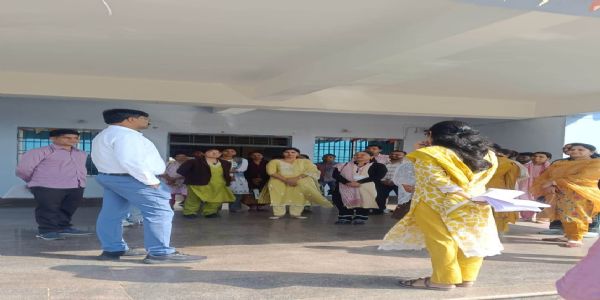 बलरामपुर : कलेक्टर का पीएमश्री एकलव्य विद्यालय में आकस्मिक निरीक्षण