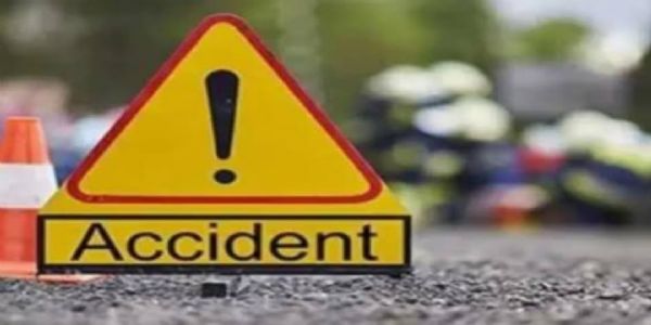 ट्रक की टक्कर से बाइक सवार बेटे की मौत, पिता घायल