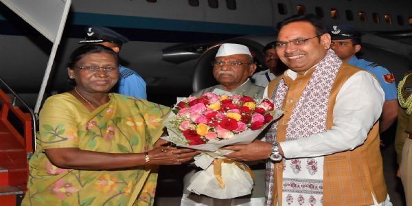 राष्ट्रपति द्रौपदी मुर्मु जैसलमेर पहुंचीं, राज्यपाल एवं मुख्यमंत्री ने किया स्वागत