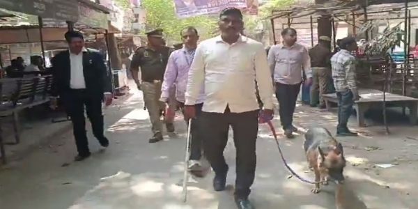 वाराणसी : अधिवक्ता श्रीनाथ त्रिपाठी सहित कचहरी को बम से उड़ाने की धमकी, चला सघन चेकिंग अभियान