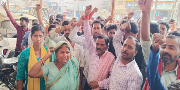 फुटपाथी दूकानदारो ने नगर परिषद कार्यालय पर किया प्रदर्शन