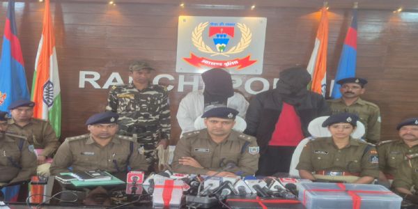 नीदरलैंड से मंगाये गये आठ लाख के नशे की खेप के साथ दो गिरफ्तार