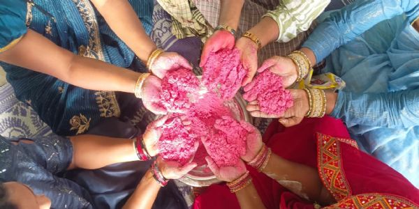 हर्बल गुलाल से आत्मनिर्भरता की ओर : समूह की महिलाएं पलास, चुकंदर एवं पालक के पत्तों से बना रही हर्बल गुलाल