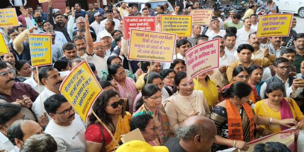 जौनपुर में टीईटी अनिवार्यता के विरोध में शिक्षकों का प्रदर्शन, कलेक्ट्रेट तक पैदल मार्च कर सौंपा ज्ञापन