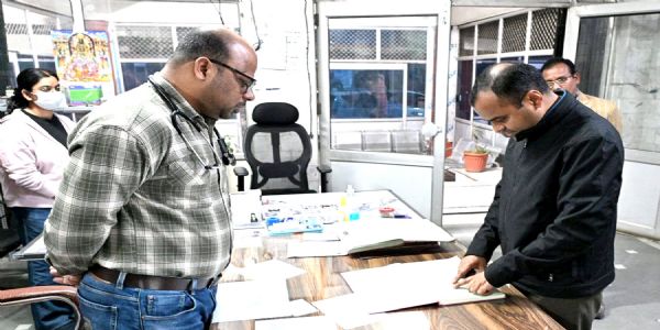 डीएम ने मेला व महिला चिकित्सालय का किया औचक निरीक्षण