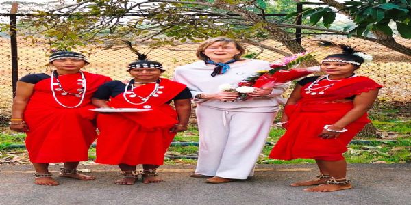 पर्यटन विशेषज्ञ किर्सी ने छत्तीसगढ़ के बस्तर में ग्रामीण महिलाओं संग किया महुआ संग्रहण