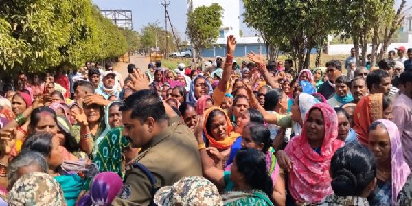 भाजपा कार्यालय के लिए जमीन देने का विरोध, ग्रामीणाें ने कलेक्ट्रेट पहुंचकर किया प्रदर्शन