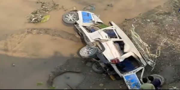 अनियंत्रित कार रेलिंग तोड़ कर पुल से नीचे गिरी, दो की मौत