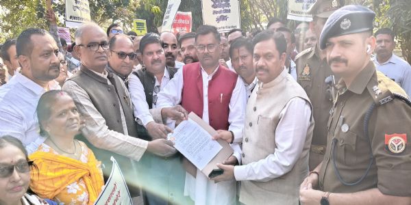 टेट की अनिवार्यता के विरोध में शिक्षकों का धरना-प्रदर्शन, प्रधानमंत्री को भेजा ज्ञापन