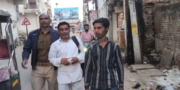 बीजेपी नेता शाह शब्बीर को मेडिकल के लिए पैदल ले गई पुलिस, वीडियो वायरल