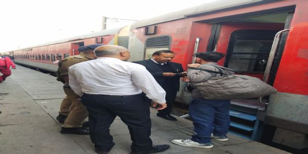 रेलवे ने चेकिंग अभियान चला वसूला 91,655 रुपया जुर्माना