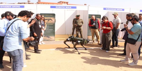 मीडियाकर्मियों को दी स्वदेशी हथियार प्रणालियों की जानकारी