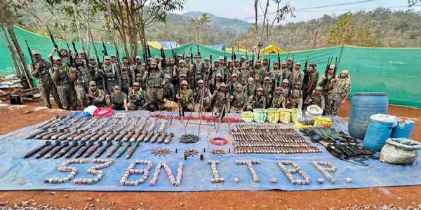 छत्तीसगढ़ के नारायणपुर में सुरक्षा बलों ने बरामद किये नक्सलियों के हथियार और सामग्री