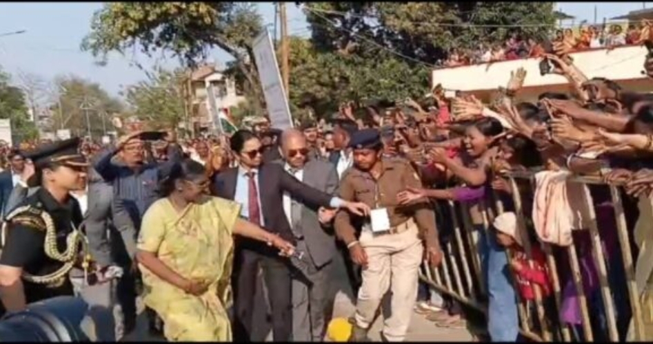 राष्ट्रपति द्रौपदी मुर्मू बारीडीह में सड़क पर लोगों से मिलते
