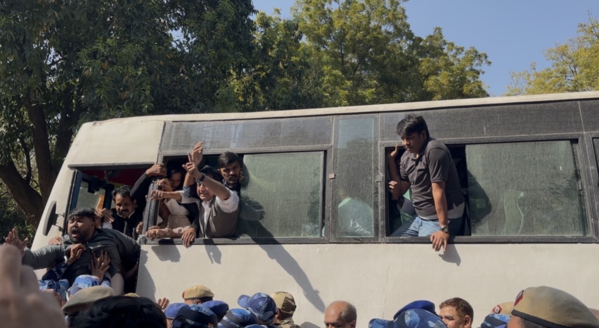 युवा कांग्रेस अध्यक्ष उदय भानु चिब की गिरफ्तारी के विरोध में गुरुवार को नई दिल्ली स्थित युवा कांग्रेस मुख्यालय के बाहर बैरिकेडिंग पार कर प्रदर्शन करते हुए बी. वी. श्रीनिवास, देवेंद्र यादव और अन्य कांग्रेस नेता। युवा कांग्रेस अध्यक्ष उदय भानु चिब की गिरफ्तारी के विरोध में गुरुवार को नई दिल्ली स्थित युवा कांग्रेस मुख्यालय के बाहर बैरिकेडिंग पार कर प्रदर्शन करते हुए बी. वी. श्रीनिवास, देवेंद्र यादव और अन्य कांग्रेस नेता।