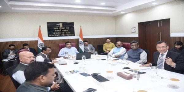 पीएम राहत योजना के क्रियान्वयन की समीक्षा बैठक की अध्यक्षता करते केंद्रीय मंत्री नितिन जयराम गडकरी।