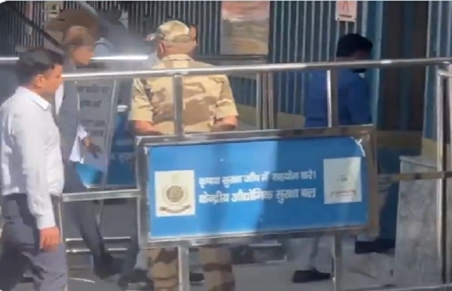 ईडी मुख्यालय में पूछताछ के लिए जाते अनिल अंबानी ईडी मुख्यालय में पूछताछ के लिए जाते अनिल अंबानी