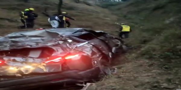 दुर्घटनाग्रस्त कार्य से एसडीआरएफ रेस्क्यू करती।