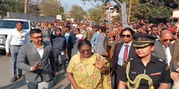 राष्ट्रपति द्रौपदी मुर्मू बारीडीह में सड़क पर लोगों से मिलते
