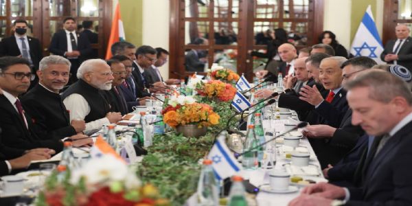 प्रतिनिधिमंडल स्तर की वार्ता करते दोनों प्रधानमंत्री प्रतिनिधिमंडल स्तर की वार्ता करते दोनों प्रधानमंत्री