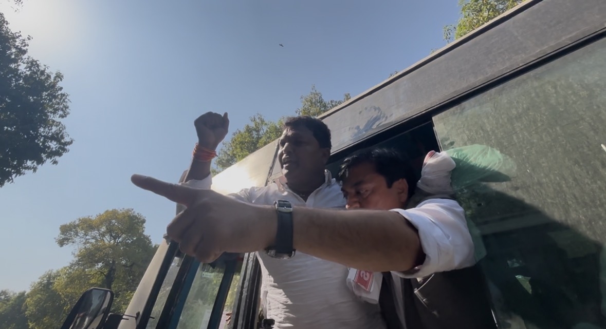 युवा कांग्रेस अध्यक्ष उदय भानु चिब की गिरफ्तारी के विरोध में गुरुवार को नई दिल्ली स्थित युवा कांग्रेस मुख्यालय के बाहर बैरिकेडिंग पार कर प्रदर्शन करते हुए बी. वी. श्रीनिवास, देवेंद्र यादव और अन्य कांग्रेस नेता। युवा कांग्रेस अध्यक्ष उदय भानु चिब की गिरफ्तारी के विरोध में गुरुवार को नई दिल्ली स्थित युवा कांग्रेस मुख्यालय के बाहर बैरिकेडिंग पार कर प्रदर्शन करते हुए बी. वी. श्रीनिवास, देवेंद्र यादव और अन्य कांग्रेस नेता।