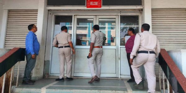 बांकुड़ा मुख्य डाकघर में तत्पर पुलिस बांकुड़ा मुख्य डाकघर में तत्पर पुलिस