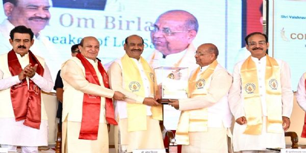 इंदौर में वैष्णव विद्यापीठ विश्वविद्यालयके 8वें दीक्षांत समारोह में ओम बिरला