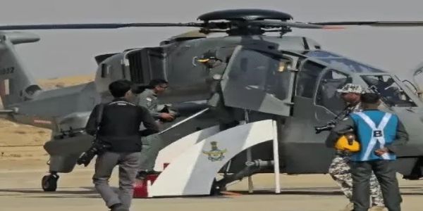 जैसलमेर में राष्ट्रपति ने ‘प्रचंड’ हेलिकॉप्टर में भरी उड़ान जैसलमेर में राष्ट्रपति ने ‘प्रचंड’ हेलिकॉप्टर में भरी उड़ान