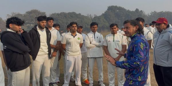 युवा तेज गेंदबाजों को समझाते विजय दहिया