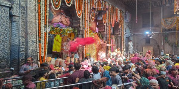 सेवायत पिचकारी से रंगाें की बाैछार करते हुए