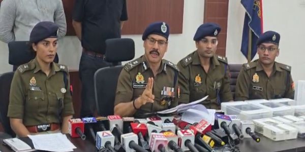 पत्रकारों को जानकारी देते पुलिस आयुक्त रघुबीर लाल व अन्य