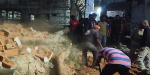 कोरबा में बाउंड्री वॉल ढहने से मासूम सहित तीन घायल, डेढ़ वर्षीय बच्चे की हालत गंभीर