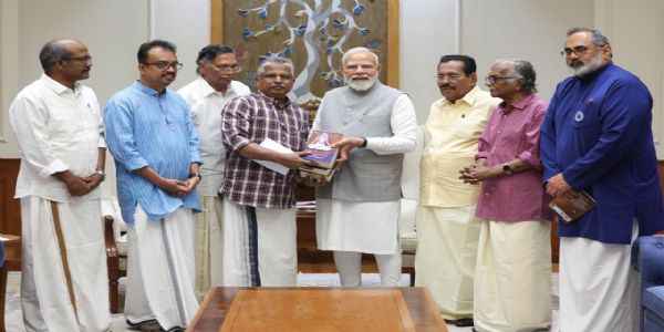 मलयाली सहित्यकार प्रधानमंत्री से मिले, केरलम पर आभार व्यक्त किया