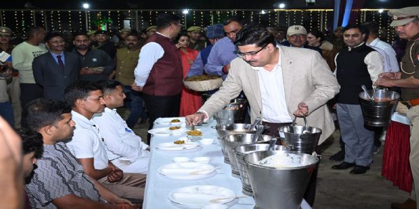 बरेली पुलिस लाइन में दिखी गजब की आत्मीयता, अफसरों ने जवानाें काे खुद परोसा ‘बड़ा खाना’